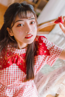 老板和美女边摸腿边亲